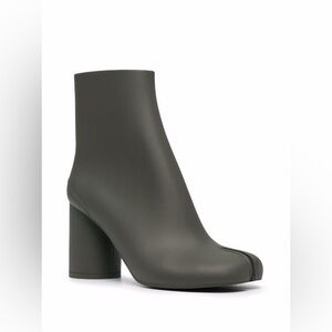 MAISON MARGIELA Green Rubber Tabi Boots. Size 38
